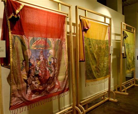 कभी धागों में गुंथकर पौराणिक ग्रंथ तो कहीं गांधी का आत्मचित्र रंग ...