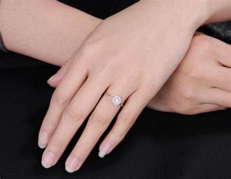 女生戴戒指的含义是什么？各手指戴法意义有何不同？你戴对了吗？ - 知乎