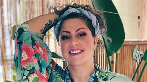 American Pickers star Danielle Colby shows off natural stomach in tiny ...