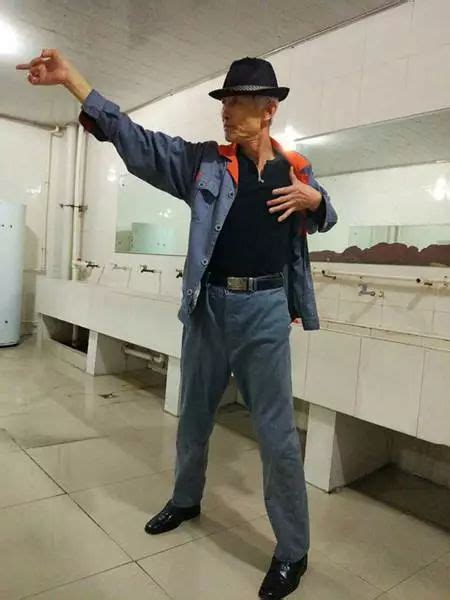 55岁保洁员大叔跳舞帅哭，生活辛苦，不如跳舞！