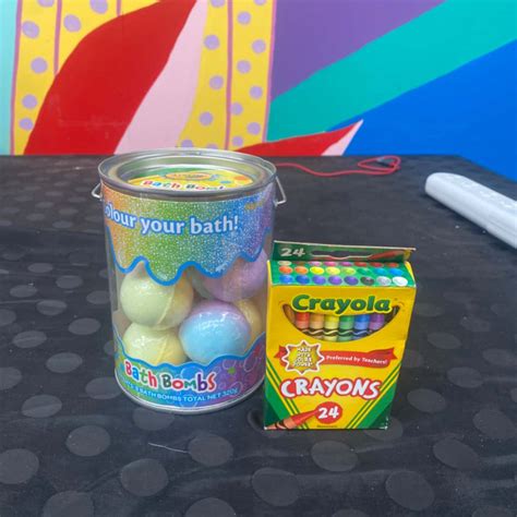 Crayola bath bombs & crayons (s)