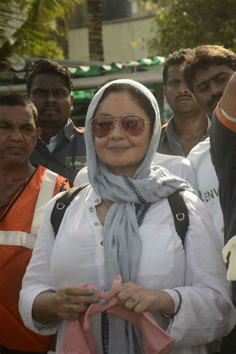 Pooja Bhatt during the Chimbai Beach at Bandra Clean-up drive in Mumbai ...