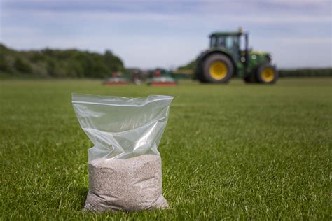 Autumn Lawn Fertiliser for The Best Lawn Care - Rollaturf