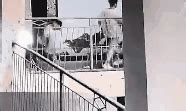 教学楼栏杆突然断裂 两学生坠楼1死1伤_凤凰网视频_凤凰网