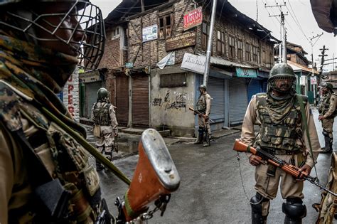 India’s Move in Kashmir: More Than 2,000 Rounded Up With No Recourse - The New York Times