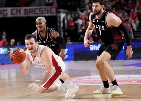 En images. La JL Bourg fait craquer le Paris Basketball