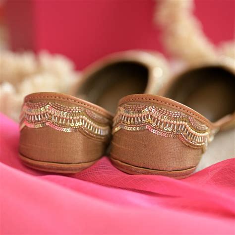 Nazaara Juttis | Nazaara Buy Luxury Designer Juttis for Women – Coral Haze