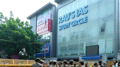 दिल्ली के Rau's IAS कोचिंग सेंटर हादसे में दो अफसरों पर गिरी गाज, LG ने ...