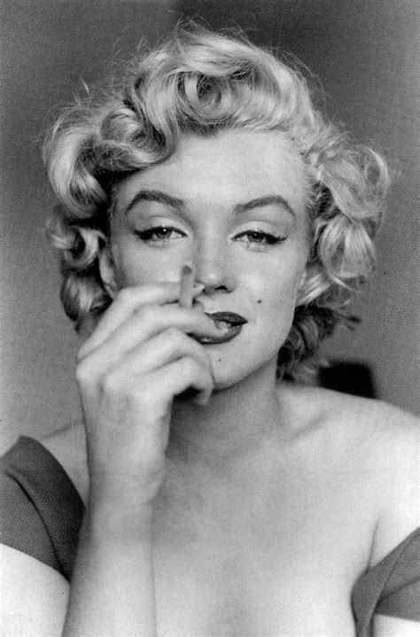 Marilyn Monroe photographed by Jock Carroll in her... - Marilyn Monroe ...