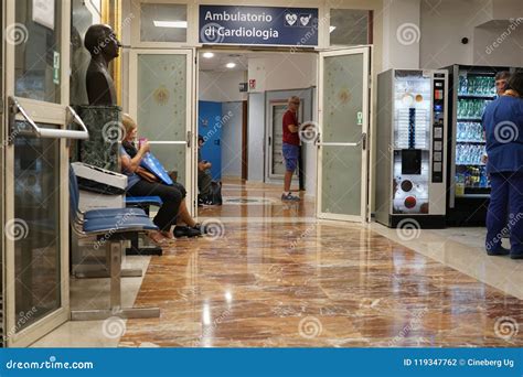 Sala De Espera Clinica Con Gente - Idea Sala De Estar