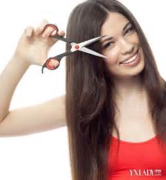 【图】女生自己剪头发图解 5个注意事项让你享受DIY的乐趣_女生自己剪头发图解_伊秀美容网|yxlady.com