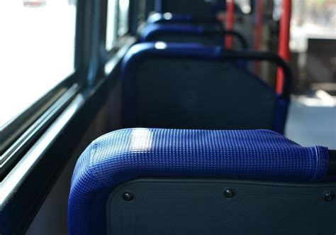 Dramatischer Unfall: Bus stürzt in Supermarkt - UnserTirol24