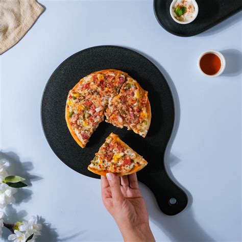 Black Pizza Platter With Handle Online - Premium Platter | Nestasia