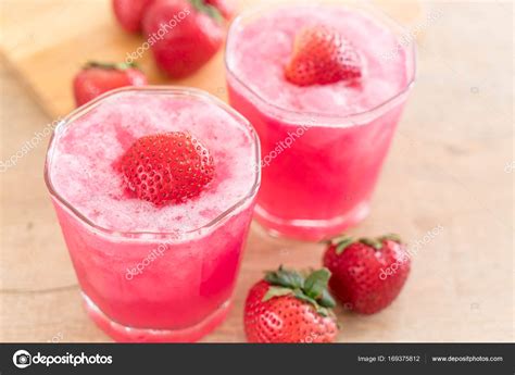 新鲜的草莓奶昔 — 图库照片©topntp＃169375812