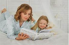 una notte d ã un libro letto in la madre e la figlia felici della famiglia hanno letto un una notte d ã un libro letto in la madre e la figlia felici della famiglia hanno letto un