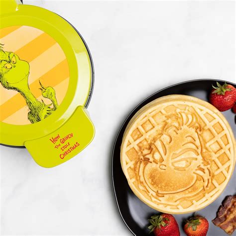 Amazon.com: Uncanny Brands Dr. Seuss Grinch Mini Waffle Maker - Small ...