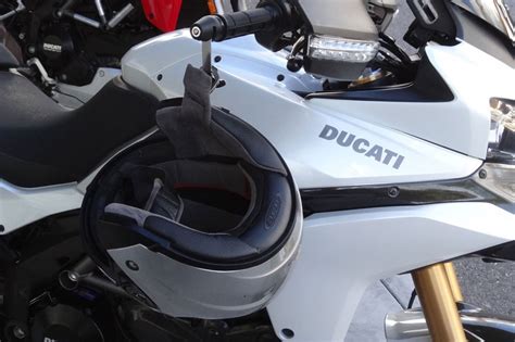 How To Lock A Motorcycle Helmet | Reviewmotors.co