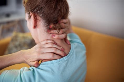 Neck Arthritis (Cervical Spondylosis): Types, Causes & Symptoms