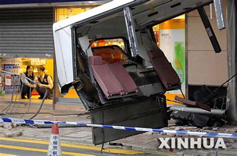 香港巴士相撞致77人受伤 事发元朗与港九市区要道|元朗_新浪新闻