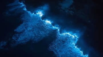 Abstract blue light patterns in a dark ocean | Premium AI-generated image