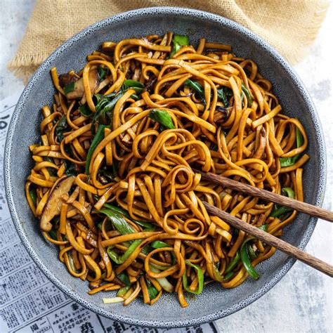 Vegan Chinese Longevity Noodles – Yi Mein 伊面