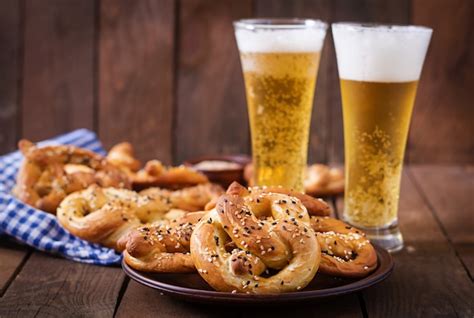 Oktoberfest gesalzene weiche Brezeln in einer Schüssel und Bier aus ...