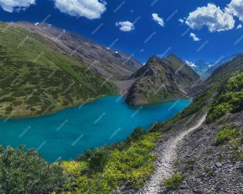 Панорамный пейзаж с голубым озером в горах летом озеро коксай айнаколь ...