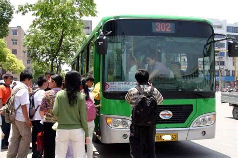 体验坐公交观察客流，郑州早高峰车内乘客不多自觉隔位而坐-大河网