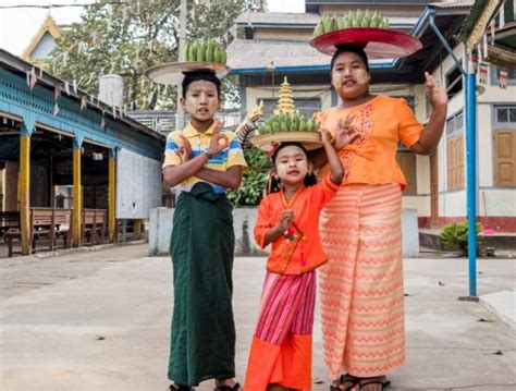 缅甸驻华使馆人员在北京灵光寺欢度泼水节-国际在线