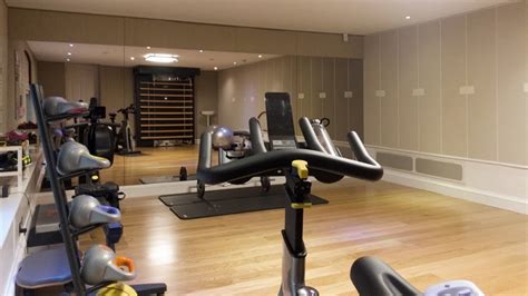 TV On Wall in Gym 的图像结果