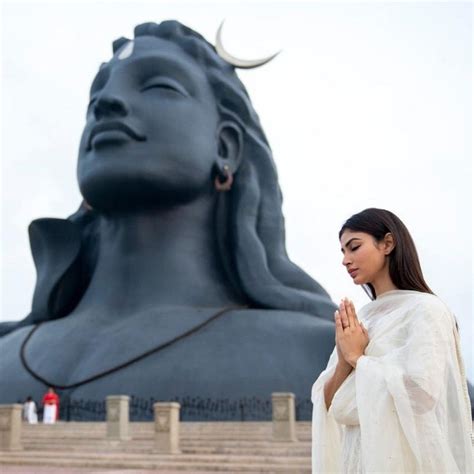 भगवान शिव की अराधाना: सदगुरु आश्रम पहुंची मौनी राॅय, भोलेनाथ की भक्ति ...