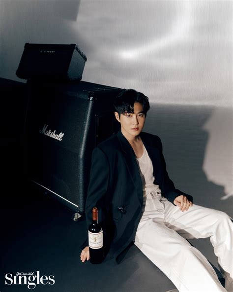 [EXO][新聞]220405金俊勉個人專輯 《Grey Suit》iTunes33個國家和地區排名第 一 - SeoulSunday.com