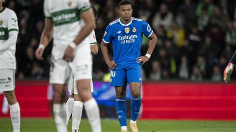 El enfado de Mbappé con Hernández Maeso tras pitar el final ante el Elche