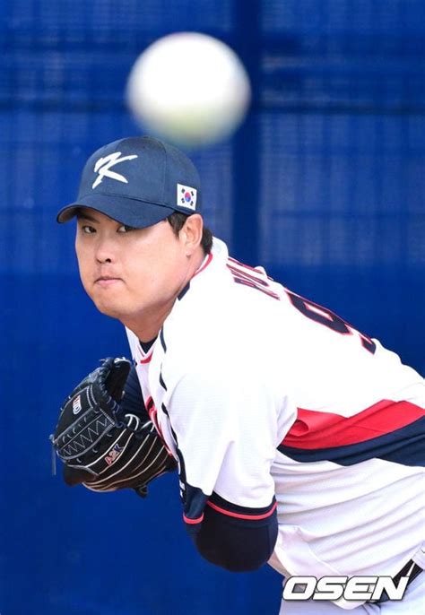 [Photo] Ryu Hyun-jin pitches bullpen session like game - CHOSUNBIZ