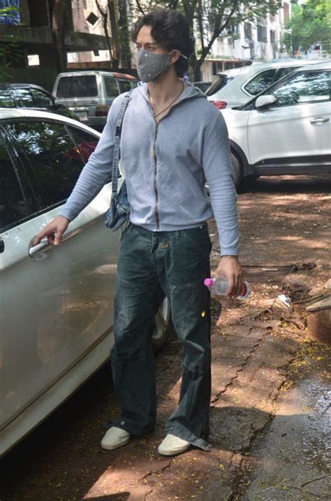 Tiger Shroff Just Proved To Us That Wearing Extra Long Jeans Can Be An ...