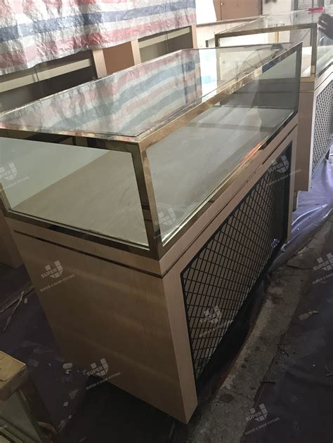 Electronics Store Display 的图像结果