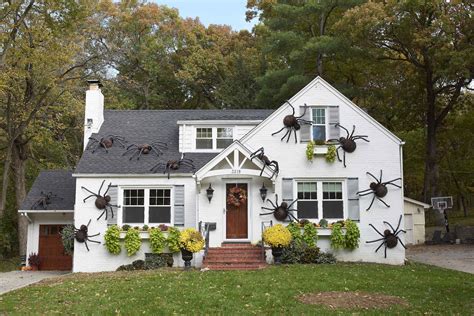 How to Make DIY Giant Spider Decorations for Halloween