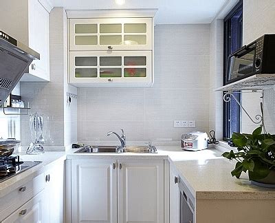 2013欧式风格U型封闭式4平米小面积家庭白色橱柜厨房吊顶装修效果图 – 设计本装修效果图