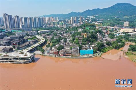 嘉陵江2021年第1号洪水过境朝天门市民江边游玩需注意安全-渝中新闻网