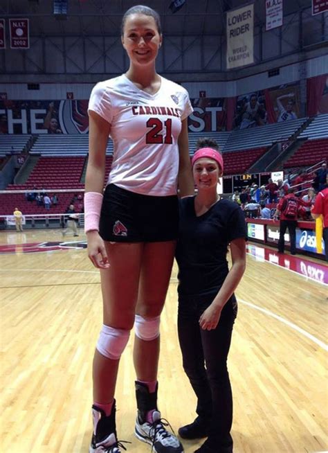 23 Tall Women Who Dwarf Everyone Around Them | eBaum's World