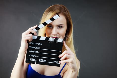 拥有专业电影板拍好莱坞制作对象概念黑人背景制片室拍摄专业电影板的妇女高清图片下载-正版图片307189954-摄图网