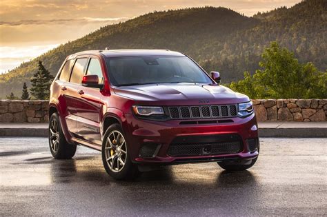 Side-By-Side Comparison of the 2021 Jeep Grand Cherokee SRT And Trackhawk