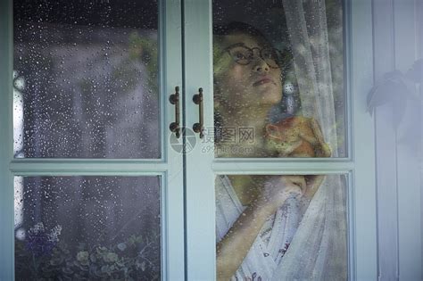 下雨天在家的孤独女性高清图片下载-正版图片502122163-摄图网