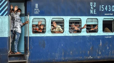 Indian Local Train Image Side View 的图像结果