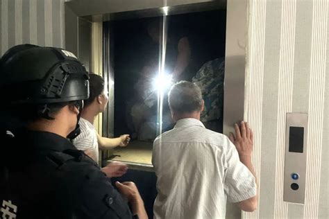 百色6名群众意外被困电梯内…_腾讯新闻