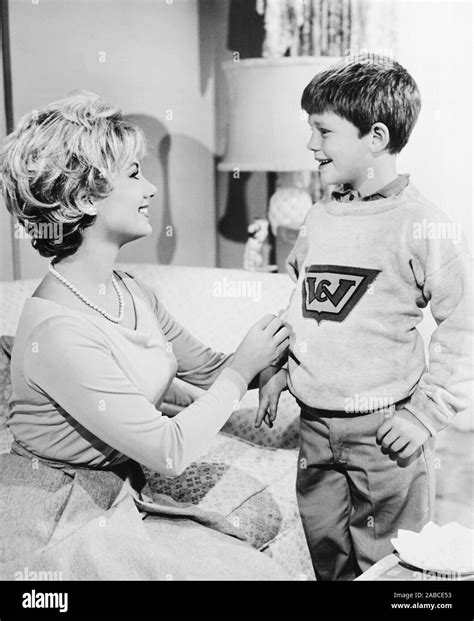 THE COURTSHIP OF EDDIE'S FATHER, from left: Shirley Jones, Ron Howard ...