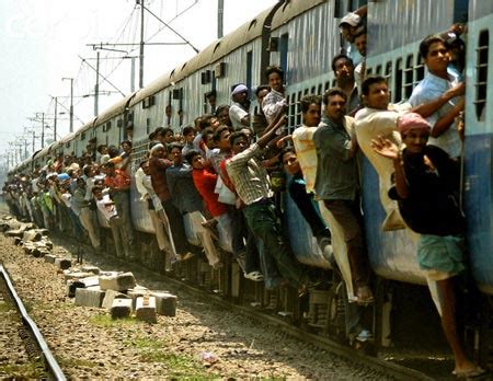 印度铁轨每年发现6000具尸体 多系跌落火车致死-搜狐新闻