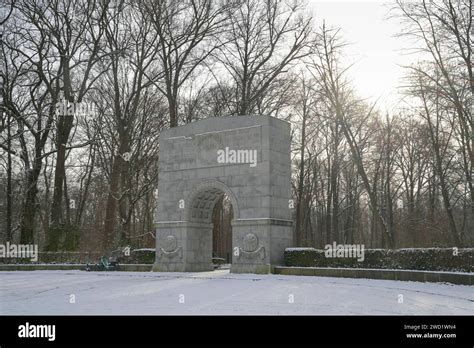 Ausgang Ost, Portal, Sowjetisches Ehrenmal, Winter, Treptower Park ...