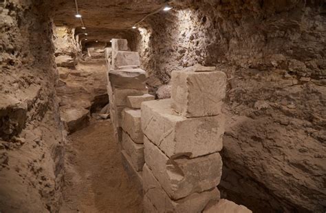 Inside a Step Pyramids 的图像结果