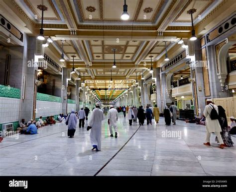 Mecca, Saudi Arabia, June 4 2024: Muslims travel back and forth between ...